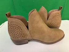Vepose Womens Pull on Ankle Boots. Low Heel Cutout Booties. 9 Brown Tan