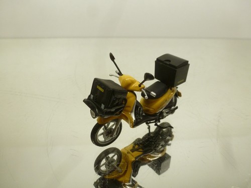 UNIVERSAL HOBBIES 5623 PIAGGIO LIBERTY SCOOTER 125cc LA POSTE -1:32- GOOD - 264 - Picture 1 of 5