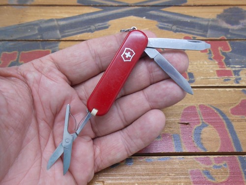 Victorinox Classic SD Red Swiss Army Knife 58mm Federal Mogul - Picture 2 of 5