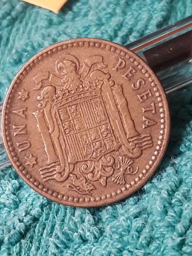 One -- UNA PESETA , Heavily Circulated Coin Of Spain, Spanish , 1960s - Picture 4 of 9