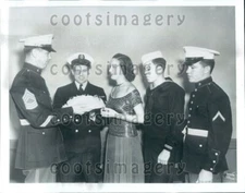 Wire Photo Actress Dorothy Lamour With Servicemen