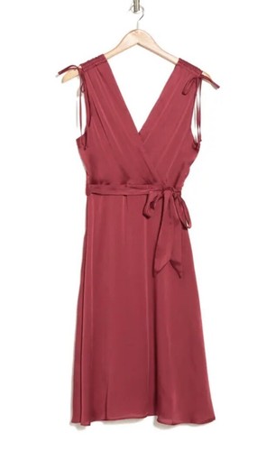 LADESRY BY SHELLI SEGAL WICKEL VORNE SATIN MIDI KLEID IN RUBIN