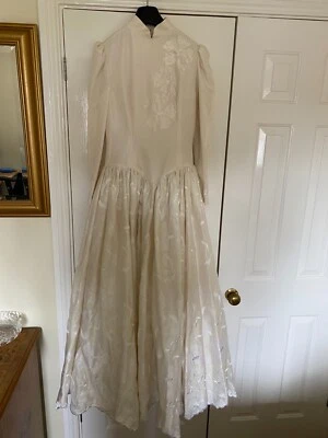 Wedding dress. Ivory colour - Professionally hand made retro wedding dress - Image 1 of 4