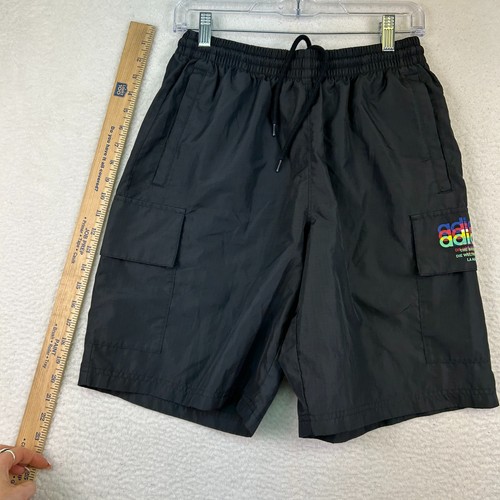 Adidas pantaloncino uomo medio trifoglio pride cargo nero multicolore logo tasche - Foto 11 di 12