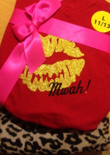 Pigiama Love Kiss senza piedi 2 pezzi maglia grafica maglia pantaloni pile visone M o L nuovo con etichette - Foto 1 di 4