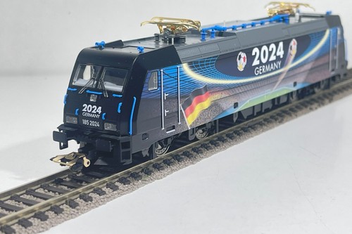 Trix H0  25368 E-Lok BR 185.2 "Germany 2024" Ep.VI DCC/mfx mit Sound NEU & OVP - Picture 4 of 5