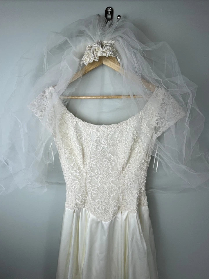 VTG Nella Ivory Lace Satin Wedding Dress Gown w/ Veil Bridal Size 6 Small EUC - Image 3 of 4