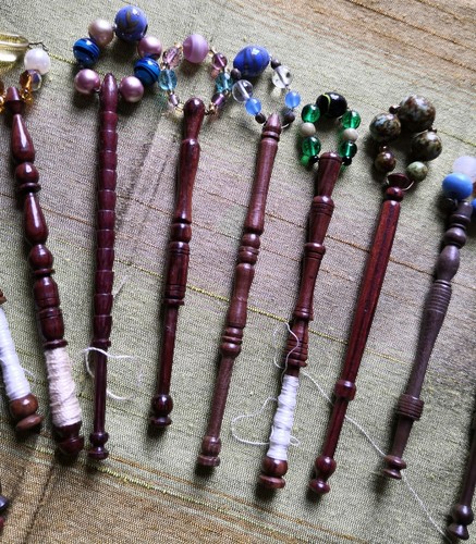 25 TURNED WOOD SPANGLED BOBBINS medium to dark (Selection Q) - Picture 6 of 7