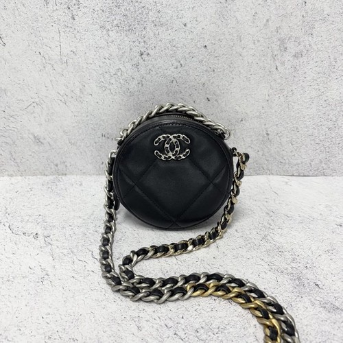 Borsa rotonda CHANEL 19 nera pelle di agnello catena argento 19 148572212 - Foto 2 di 4