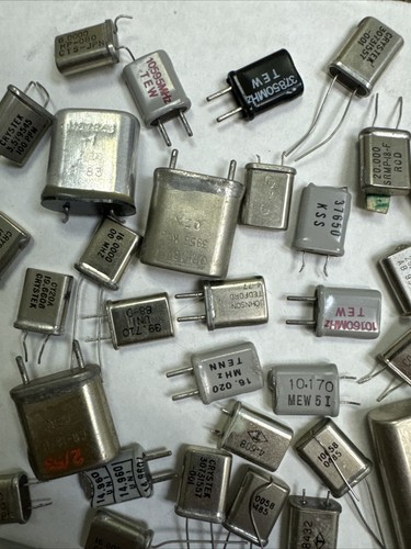MIXED LOTS OF 100 various VINTAGE RADIO CRYSTALS Ham Radio Vintage - Picture 5 of 8
