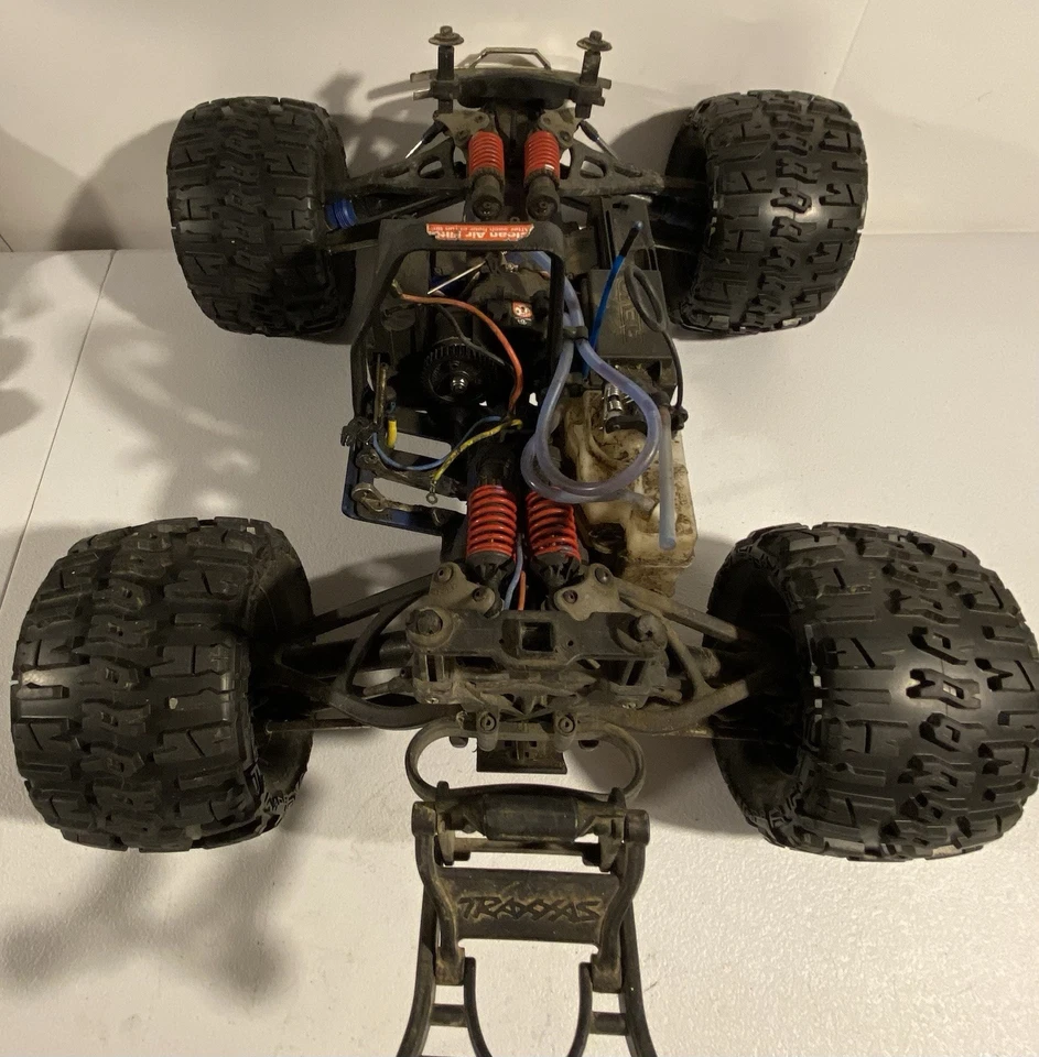 TRAXXAS REVO 3.3 Roller Chassis 1/10 4x4 Nitro Monster Truck - Image 3 of 4