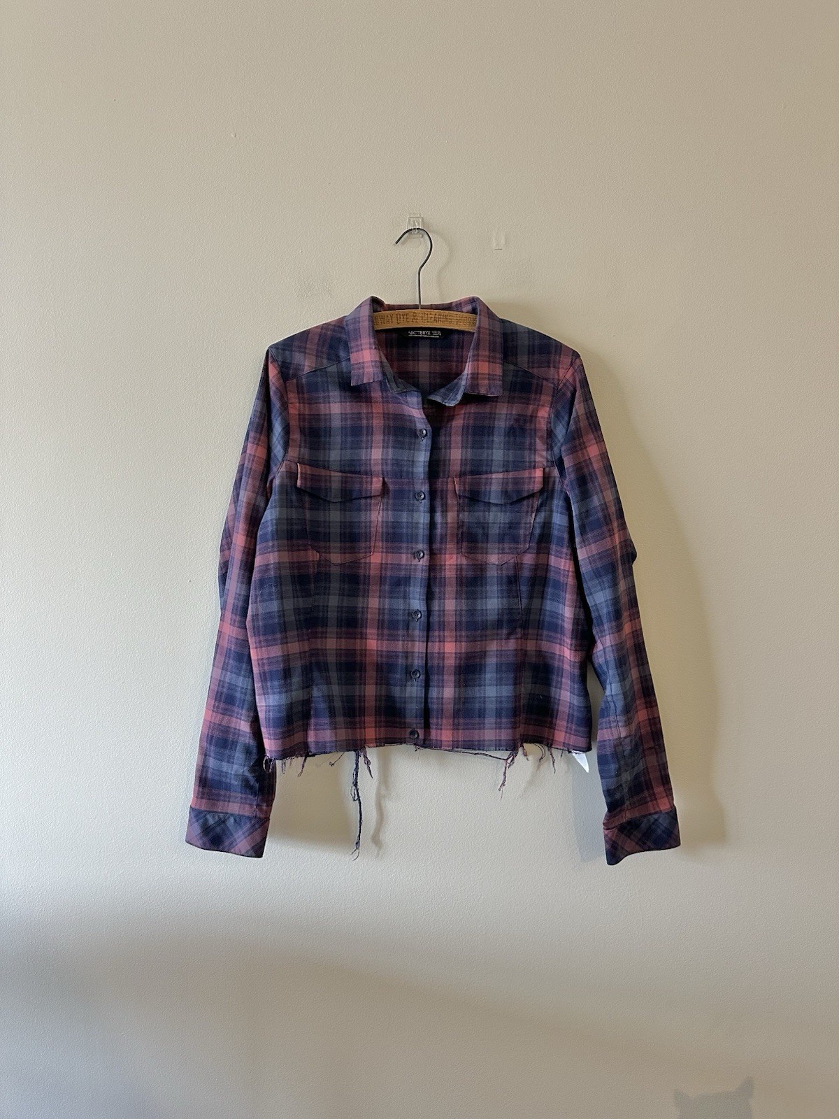 ARC'TERYX LEGGI Camicia Arc’Teryx orlata ritagliata a quadri con bottoni rosa viola XL