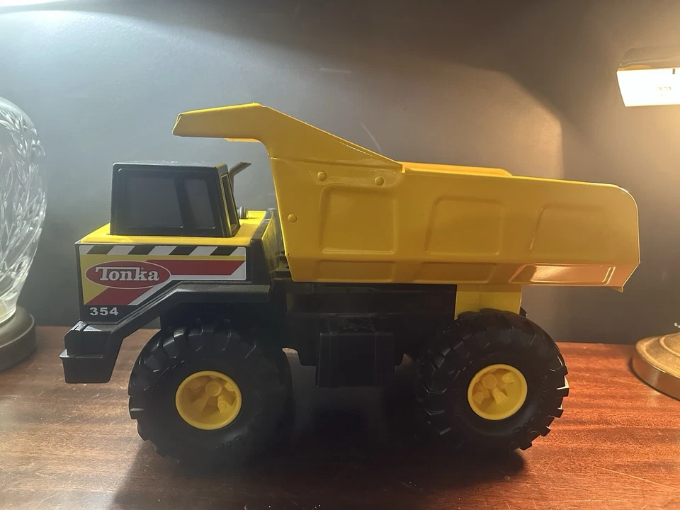 Camión de volteo Tonka Mighty 354 metal/plástico Caterpillar Tonka Hasbro 2012 Foto 2 de 4