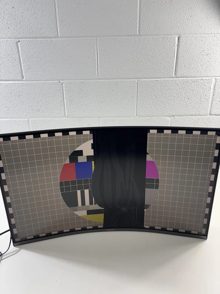 Samsung 32-Inch S39C Series FHD Curved Gaming Monitor (LCD Damage) - Image 2 of 4