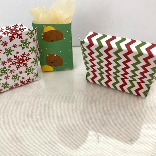 DOLLHOUSE FOOD * SAVOURY CROISSANTS, TART, CUPCAKES, CHRISTMAS BOXES, WOMBAT BAG - Picture 5 of 6