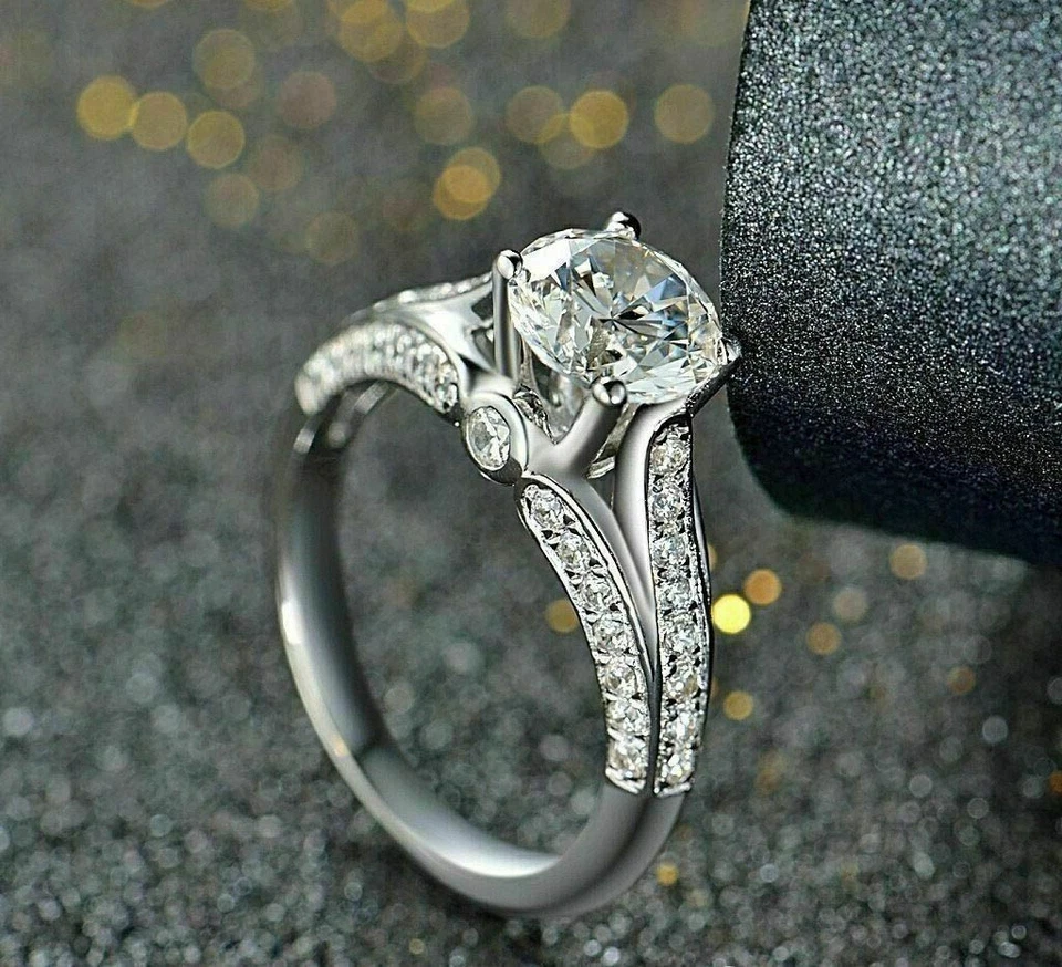 Fede nuziale di fidanzamento creata in laboratorio con diamanti taglio tondo ... - Immagine 2 di 4