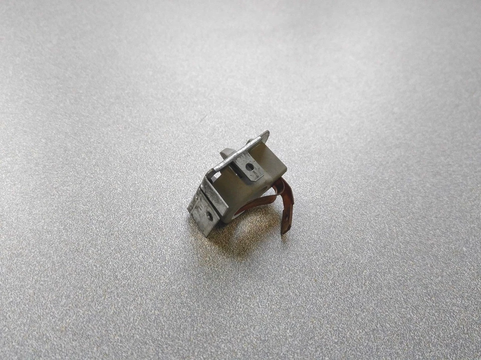 MUY BONITO SOPORTE BOMBILLA MARCADOR LATERAL ORIGINAL USADO ORIGINAL PORSCHE 944 Foto 3 de 4