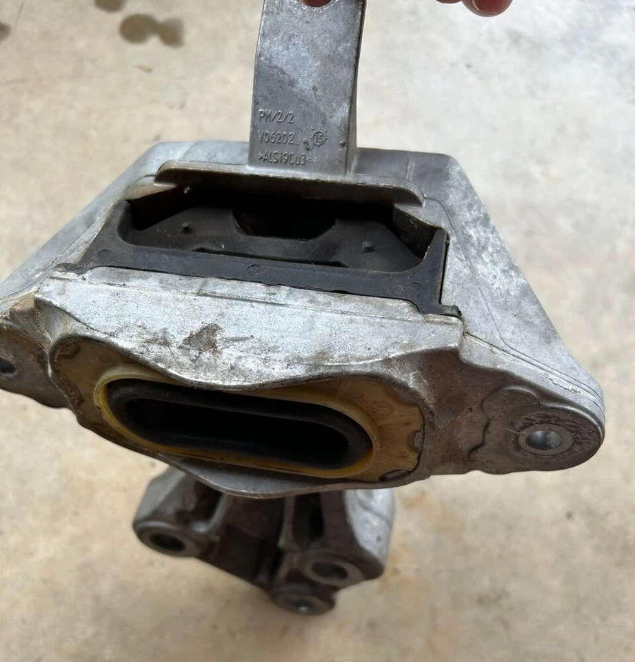 2011-2015 Chevrolet Cruze Engine Motor Side Mount Bracket OEM 13248550 — 第 3/4 张图片