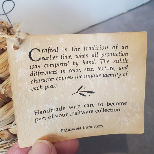 Hand Woven Straw Beehive Collectable with two bees - Picture 6 of 10