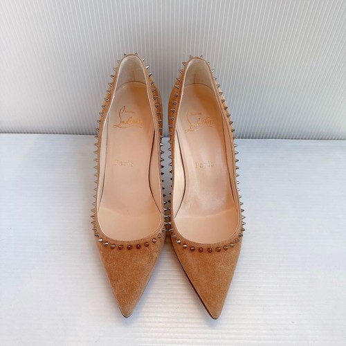 Christian Louboutin Bombas Tacón Tachuelas Gamuza Marrón EU35/US5 Auténticos - Imagen 23 de 24