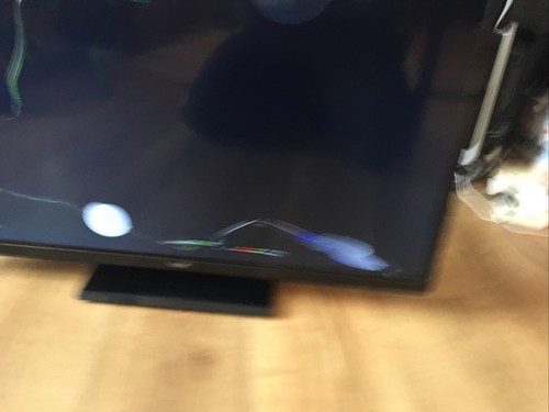 LOGIK L32SHE17 LED 32 inch 720p HD-Ready Smart TV Freeview HD (Cracked Screen) - Picture 3 of 9