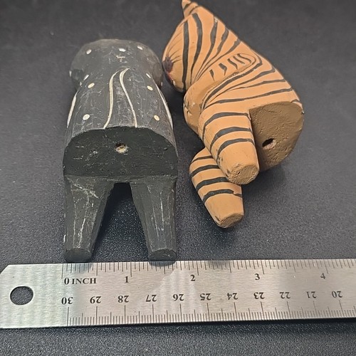 2 Vintage Light Wooden Kitty Cat Kitten Shelf Sitter Tan Black Striped Spot ASIS - Picture 12 of 12