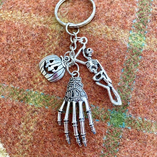 Halloween ๐ Skeleton Pumpkin Bone Hand Key Ring Keychain - Picture 3 of 4