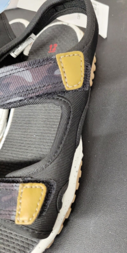 Sandalias camufladas Jessie negras con correas ajustables Carter's para niños pequeños talla 12 - Imagen 5 de 6