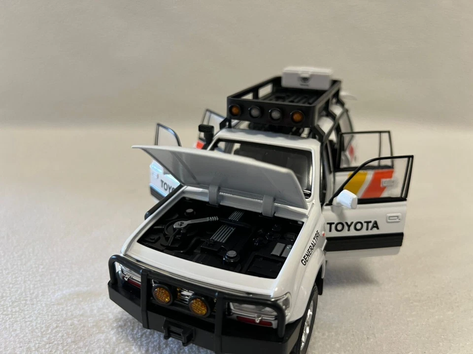 1:24 Toyota Land Cruiser LC80 Car Model Alloy Diecast Vehicle Gift Sound Light - Image 4 of 4