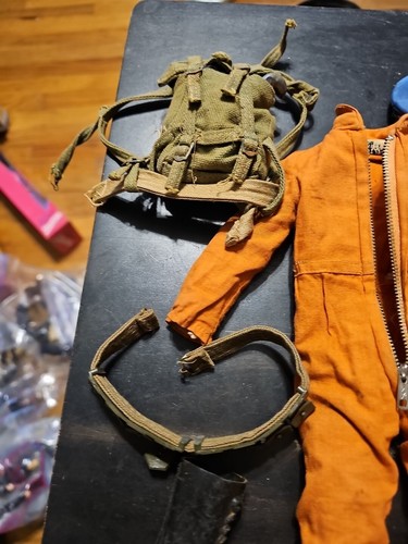 GI JOE VINTAGE 1964 HASBRO LOTE DE ACCESORIOS MOSTRADO Traje Floght Botas Mochila - Imagen 4 de 5