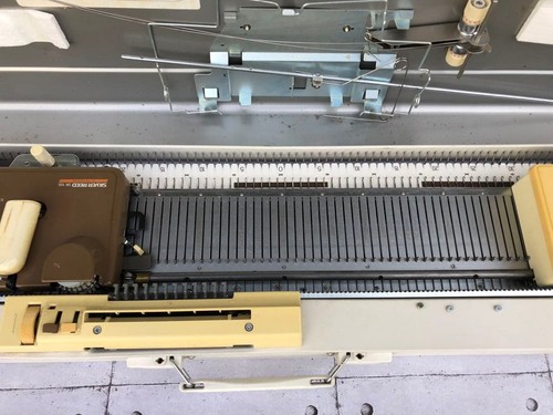 Silver Reed SK-155 Strickmaschine für Teile oder funktioniert nicht Trödelzustand - Bild 4 von 13