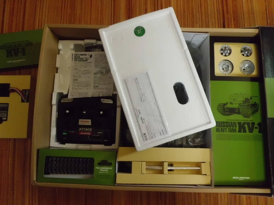 Tamiya 56027 1/16 Radio Control Soviet KV-1 Heavy Tank Gigant Full Operation Set - Image 4 of 4