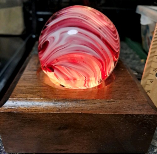Pisapapeles remolino rosa y blanco sello Elwood Indiana vidrio artístico con soporte iluminado - Imagen 1 de 9