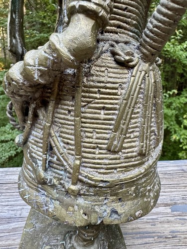 Benin Bronze Oba Statue Of A King Or Royalty 20th C. - African Bronze 17.5” Tall - Picture 16 of 22