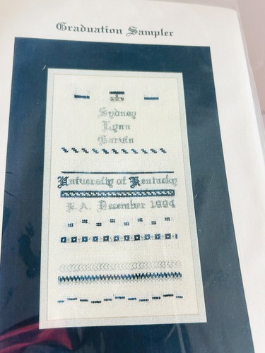 Charland Designs Banda de Graduación Muestreador Punto de Cruz Patrón Hilo Dije 1996 - Imagen 2 de 4