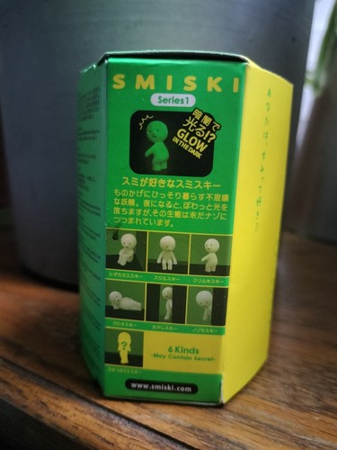 SMISKI Series 1 * Peeking Sunny Angel Collectible Figurine GLOWS IN THE DARK - Picture 3 of 3