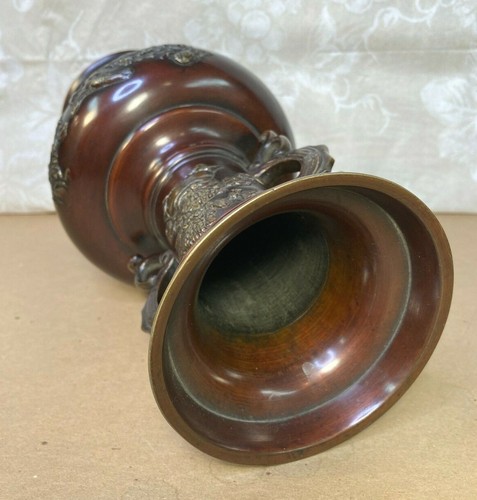 Paar chinesische Bronze Vasen Baluster Form mit Drachen und gegossenen Vogel Holzsockeln - Bild 11 von 12