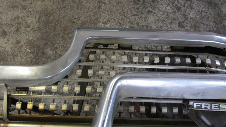 1961 - 1963 FORD THUNDERBIRD FRONT BUMPER OEM ( LOCAL PICK UP ) - Image 4 of 4