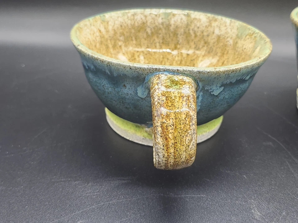 Par de tazas de café de gres hechas a mano de cerámica artesanal de estudio Foto 3 de 4