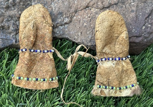 ✅Guantes antiguos muy antiguos para muñecas nativas americanas guantes de cuero con cuentas, esquimal - Imagen 2 de 12