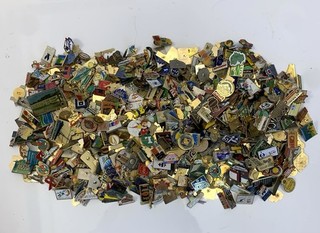 LOT DE 770 PIN’S VARIÉS
