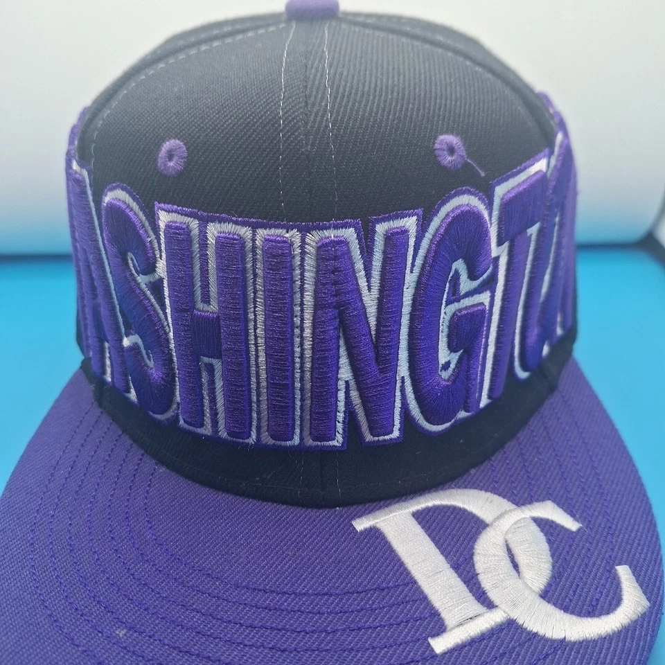 Gorra Washington DC City Hunter Snapback ajustable púrpura y negra Foto 2 de 4