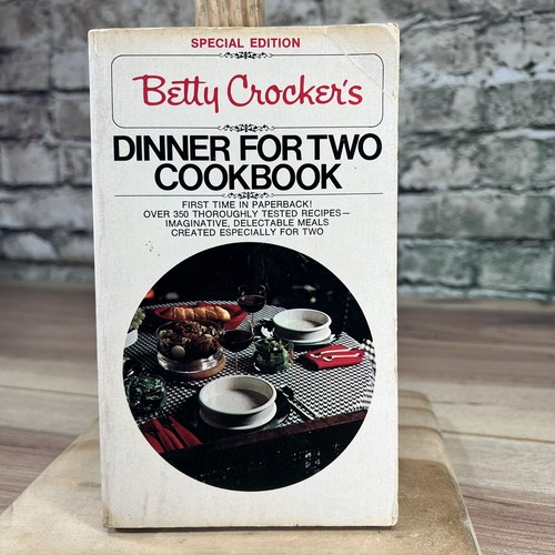 Vtg Betty Crockers Dinner For Two Cookbook Pocket Size Paperback 1982