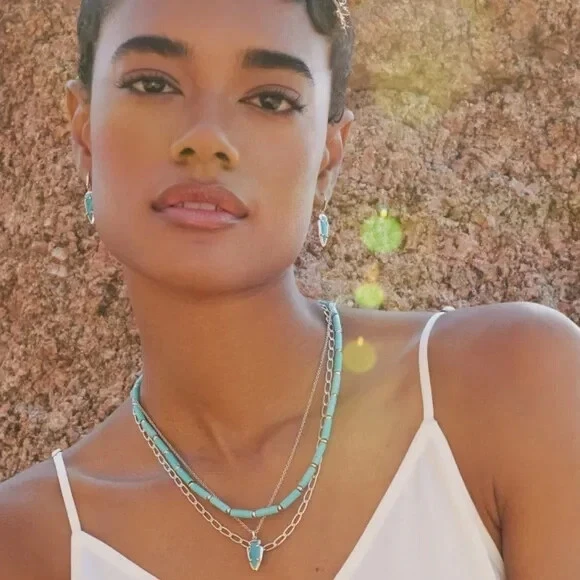 Collar Kendra Scott Ember Plata Hilo en Turquesa Variegada. Minorista $98 Foto 2 de 4