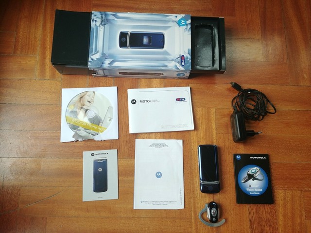Morotola MOTO KRZR K1 Cell Phone + Charger + Bluetooth Headset- Morotola MOTO KRZR K1 Cell Phone + Charger + Bluetooth Headset-