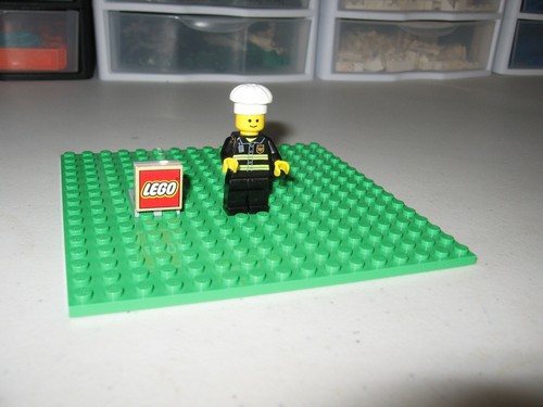 LEGO MINIFIGURE RETIRED TOWN CITY FIRE COOK  FROM 2009 - Picture 1 of 5