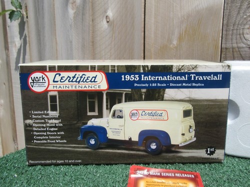 First Gear 1953 Interantional Travelall 1:25 Scale Metal Replica Diecast Truck - Picture 8 of 14