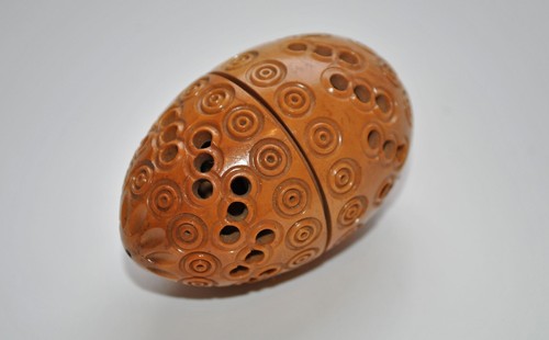 VINTAGE COLLECTION OF SEWING PIN CUSHION, SEWING BIRD AND CARVED COQUILLA NUTS - Picture 10 of 21