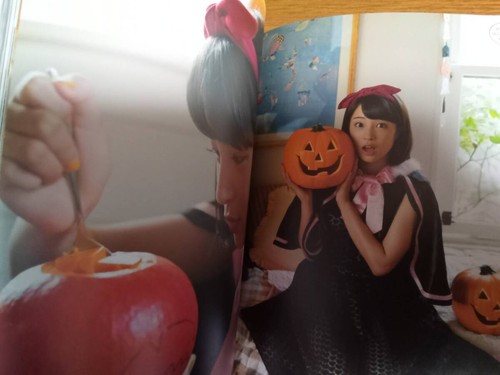 Suzu Hirose Photo Book “Zenzen, Hajimete Desu.” 7th Printing with Obi Official - Picture 5 of 7