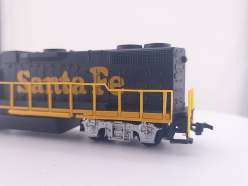 *READ LIFE LIKE HO Scale #3600 Santa Fe Dummy GP38 Non Powered Diesel Locomotive - Picture 2 of 14